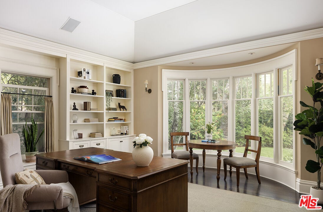 Mandeville Canyon Rd, 90049