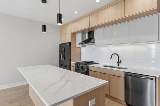 7516 N Eastlake Ter Unit 1