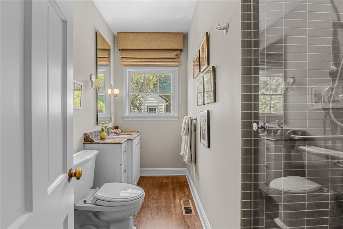 Toluca Lake 5  + 4 Traditional witih Pool & Guest House