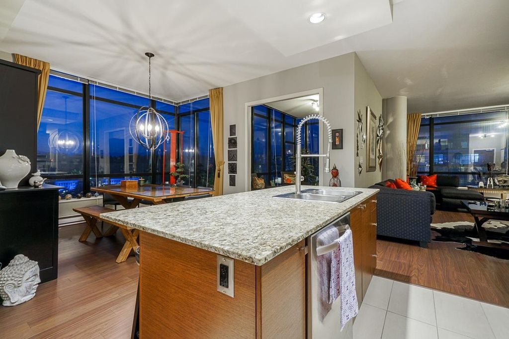 610 Victoria St, #2102