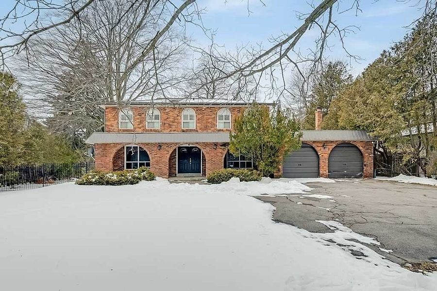 1087 Lakeshore Rd W