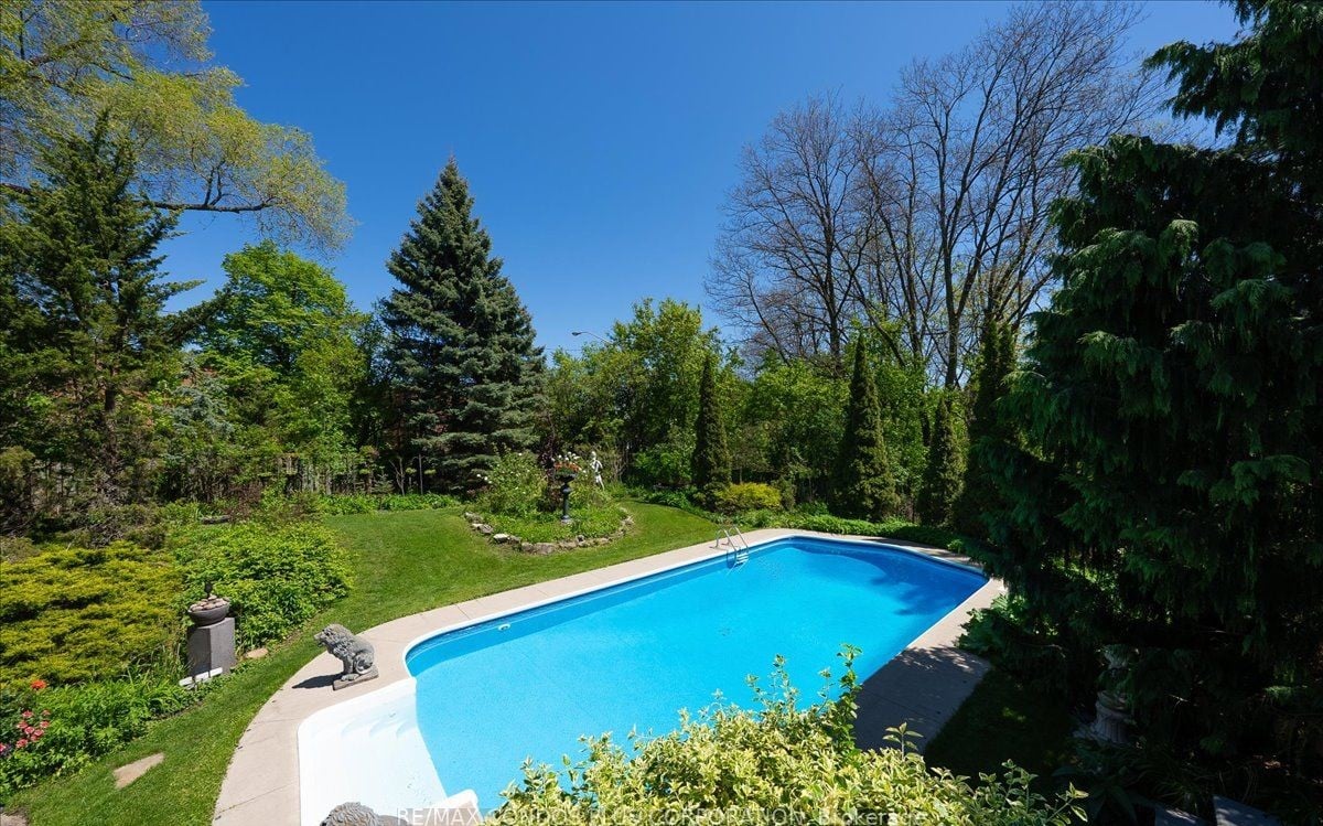 11 Ridgemoor Avenue