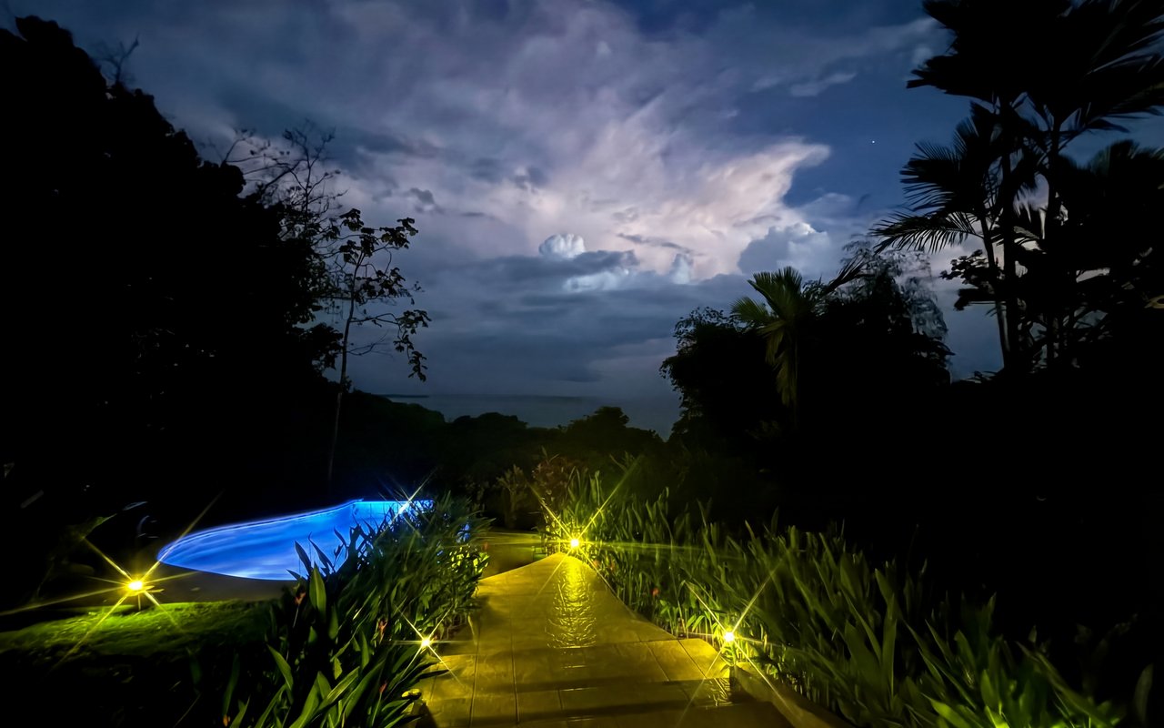 WHALE’S TAIL OCEAN VIEW ESTATE WITH EXTRA LOT 