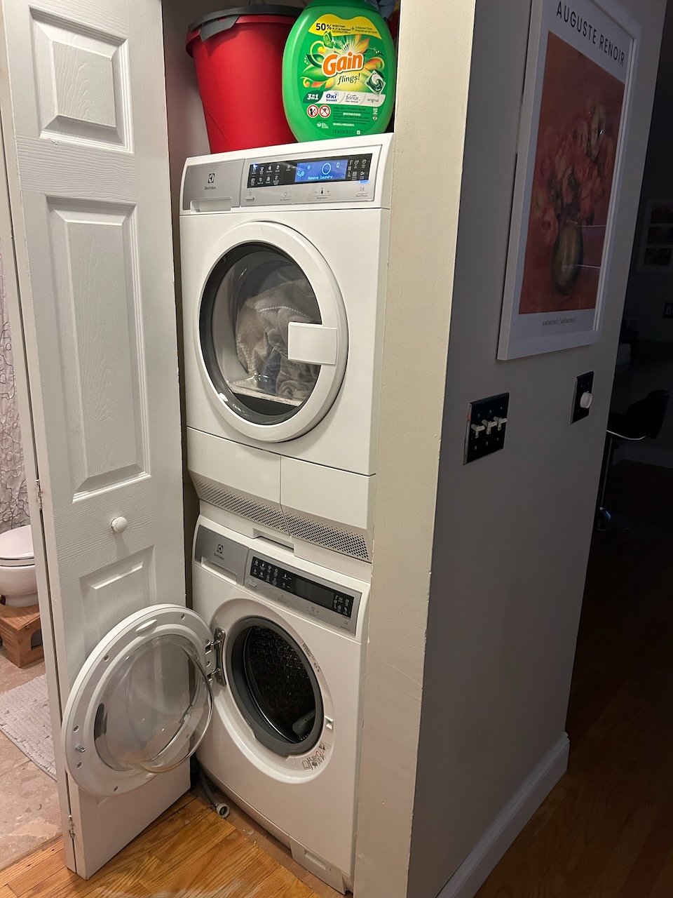 Warren Avenue - Private Entry 1 bed 1 bath w/ Laundry - Pets Negotiable! AVAILABLE MAY 1