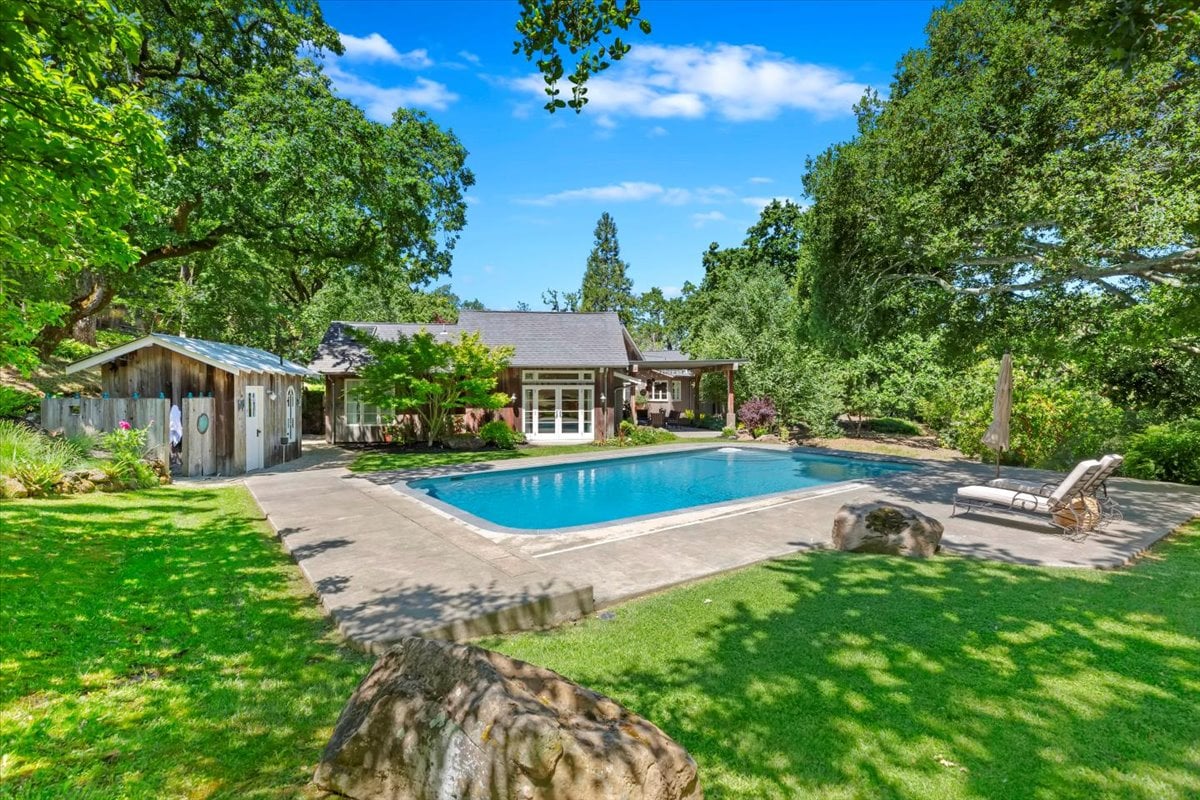 15 Cascade Ln