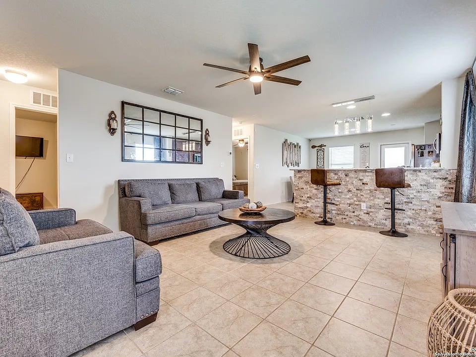 10226 Reyes Heights