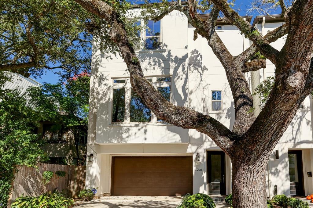 1208 Bonnie Brae