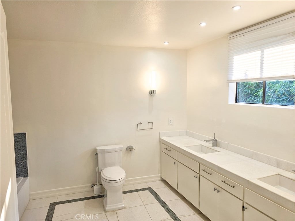 1310 Roxbury Dr #302