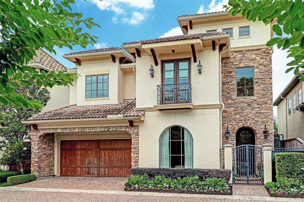 1105 Longmont Place Ct