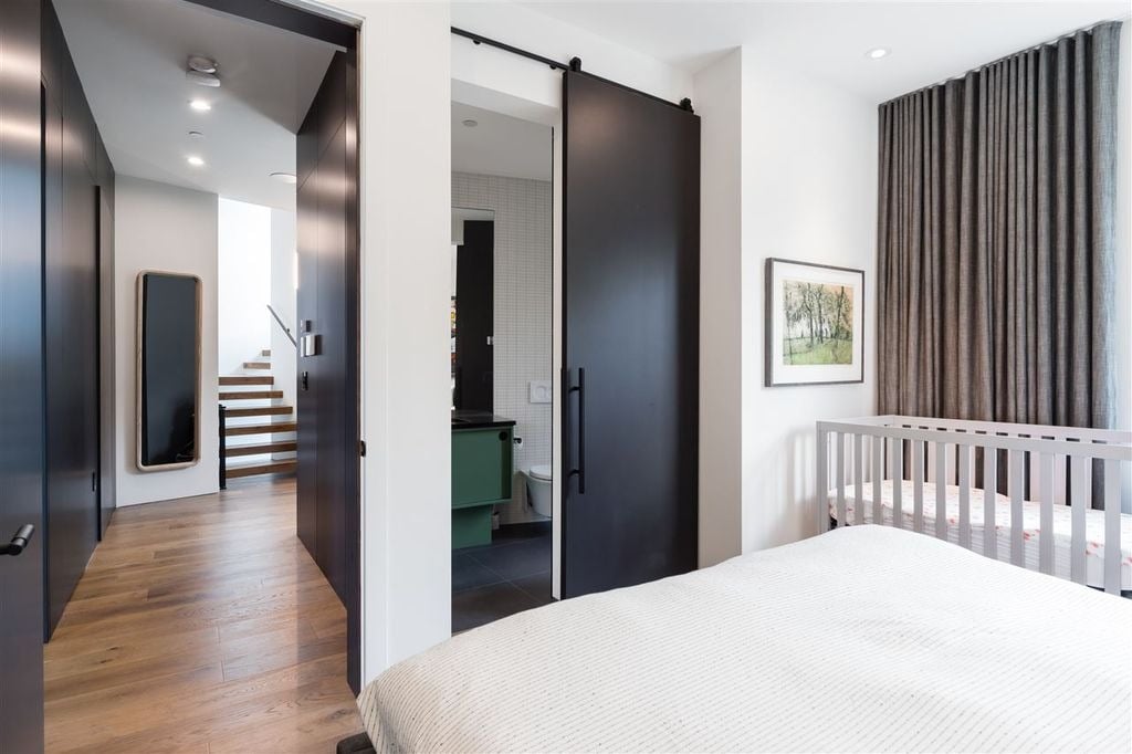 4385 Locarno Cres
