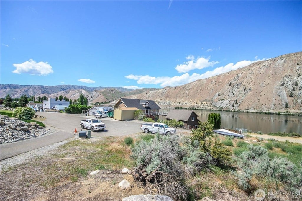 560 Lakefront Dr