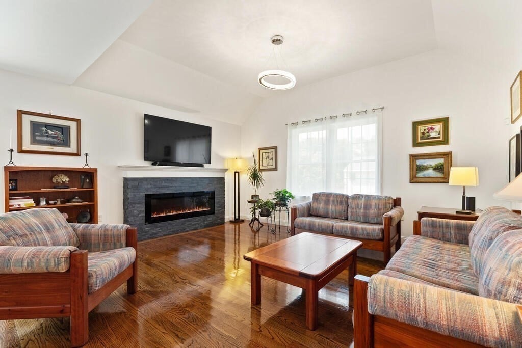 10 Carol Ave