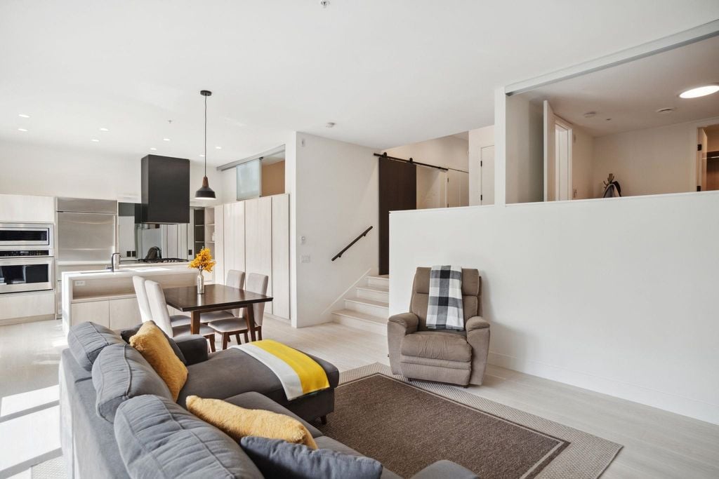 300 Salter St, #106