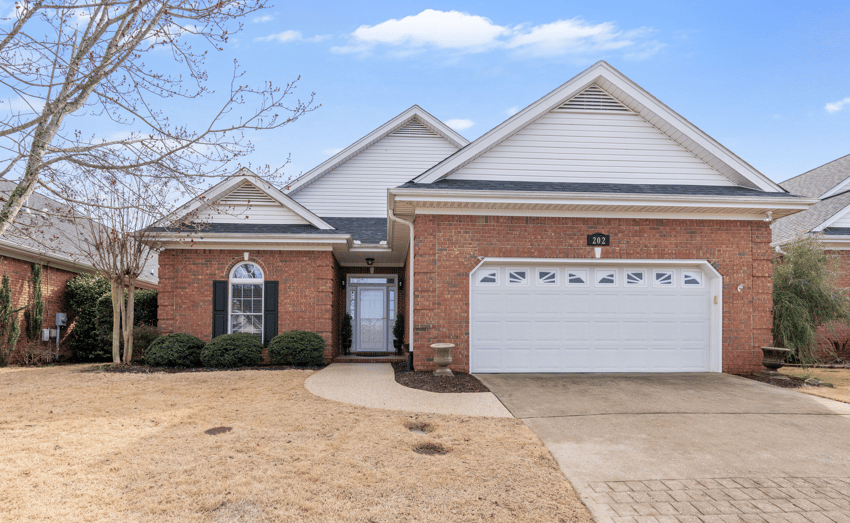  202 Greenview Cir, Greenville, SC 29609