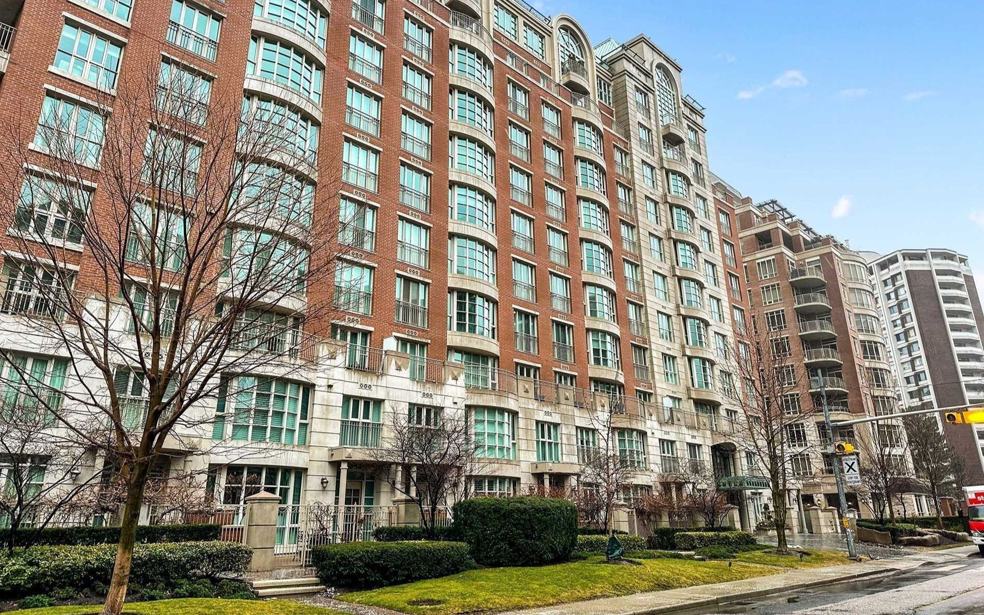 33 Delisle Ave, #605