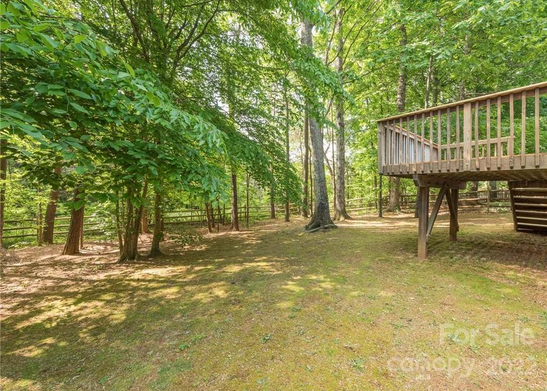 2822 Black Walnut Ln