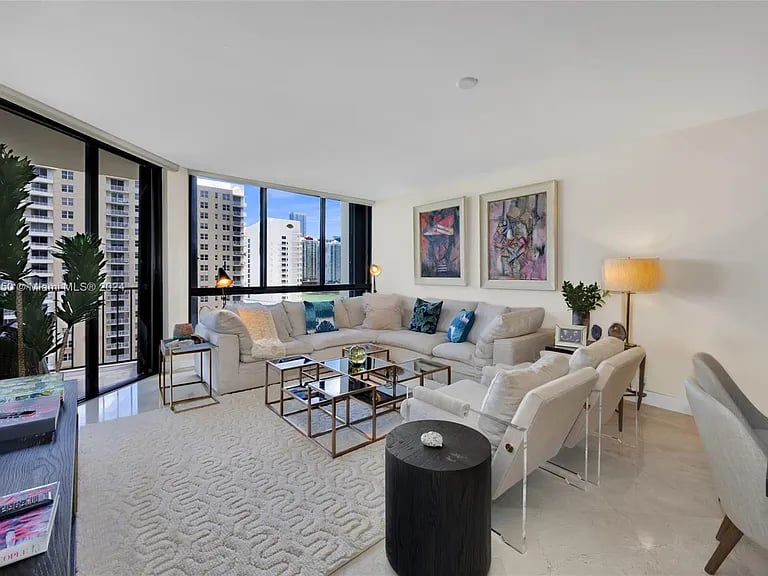 520 Brickell Key Dr #A1505