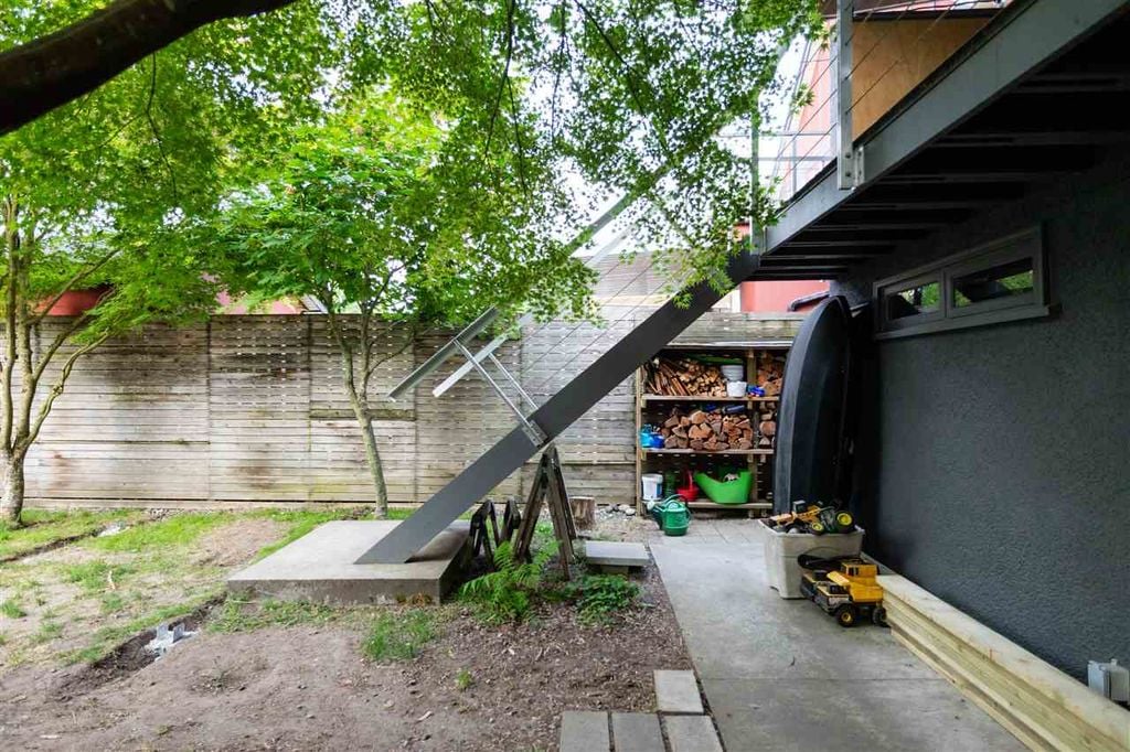 65 E 33rd Ave