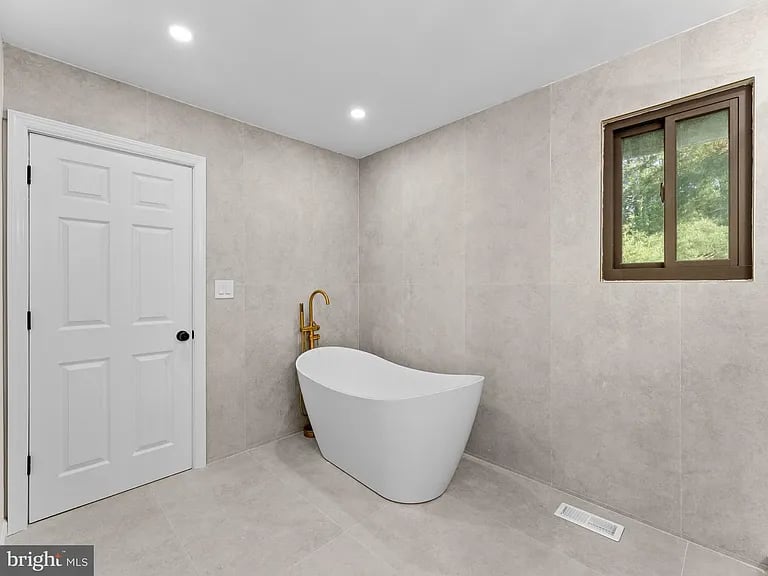 1 Bronwood Dr, Voorhees, NJ 08043