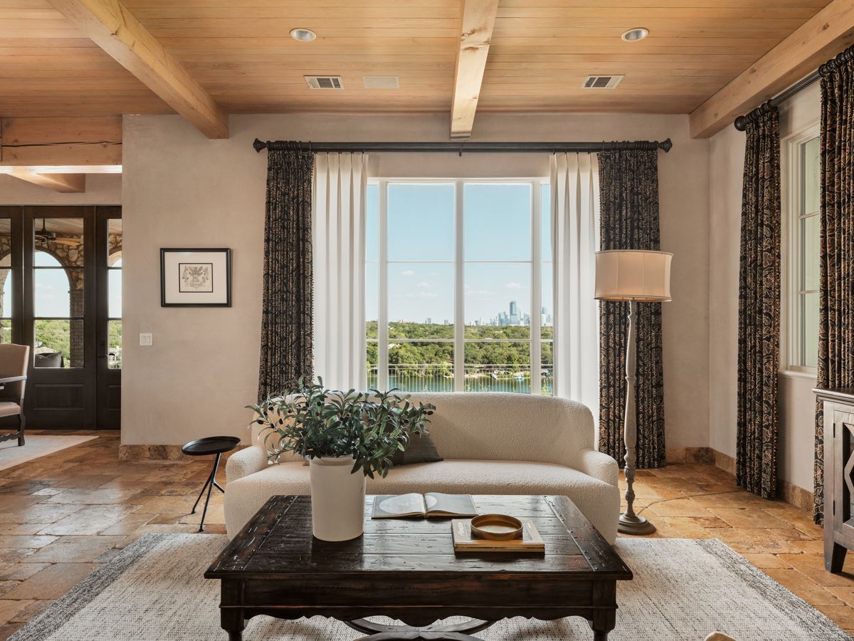 Lakeshore Horizon: Waterfront Villa with Lake & City Views