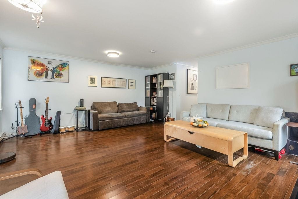 4135 John St