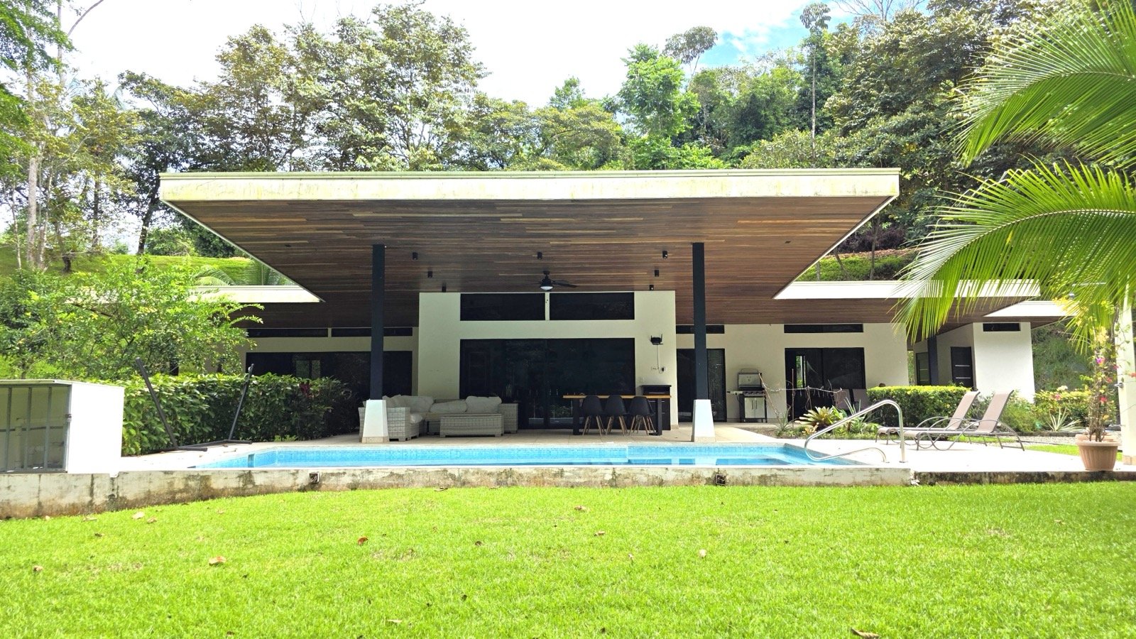 Refreshing Riverfront Retreat in Ojochal