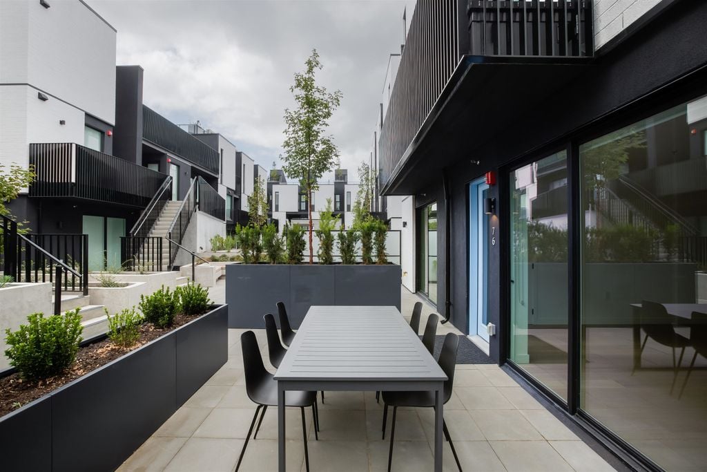 76 W King Edward Ave