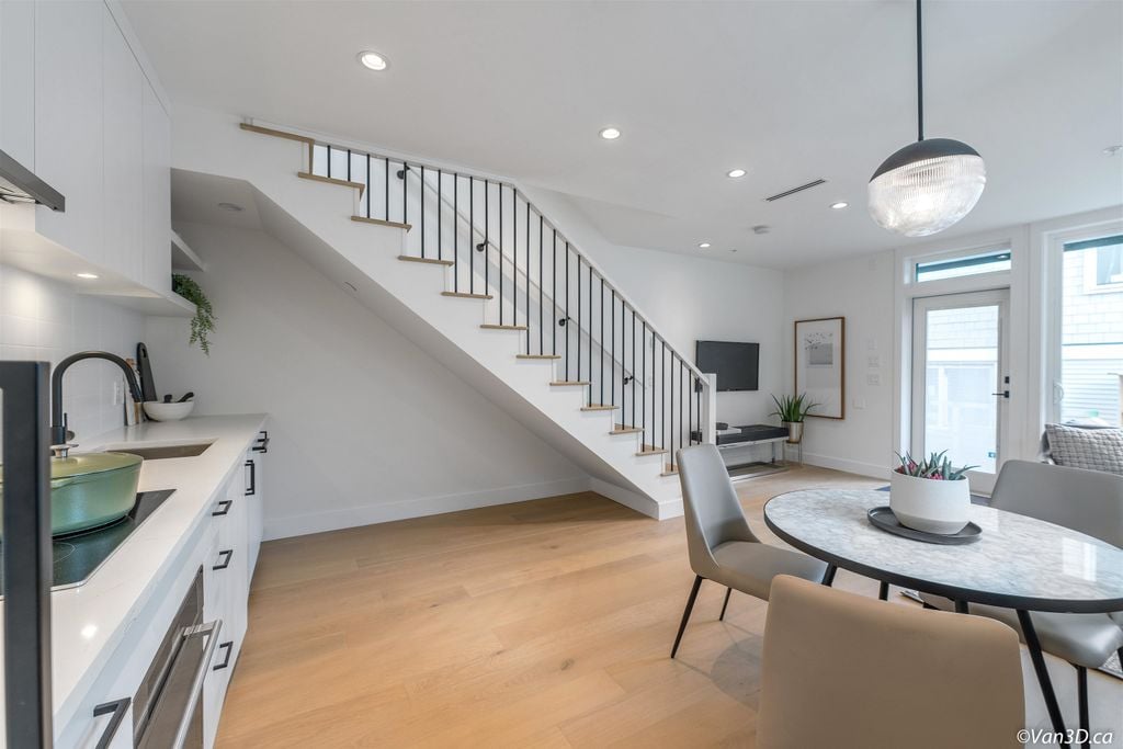 721 E 26 Ave
