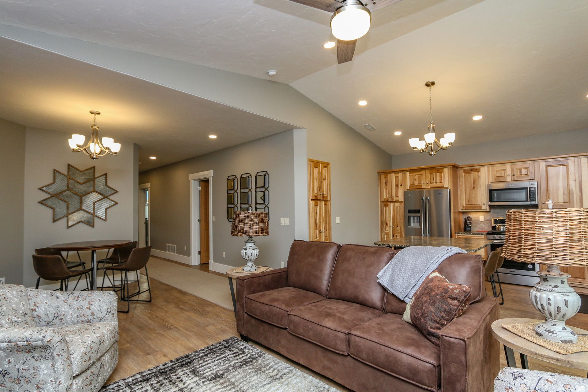 15 Creekside Ln