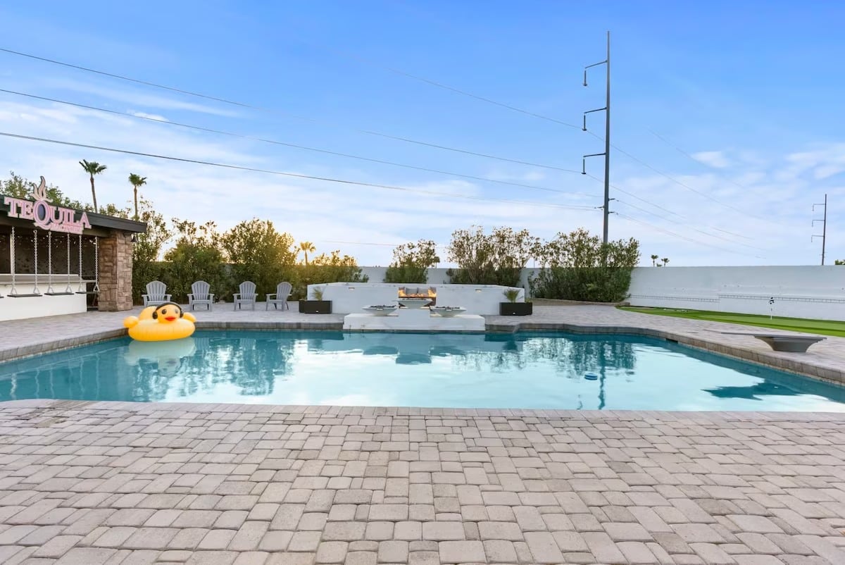 Phoenix Luxury! Pickleball | Free Heated Pool | Hot Tub