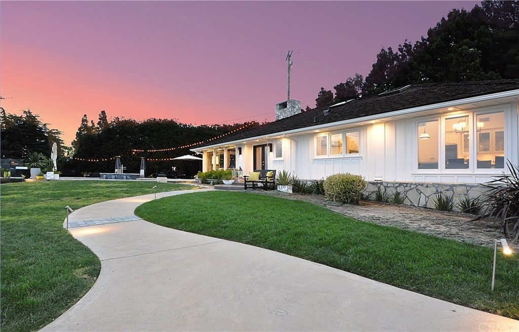 11 Outrider Rd
