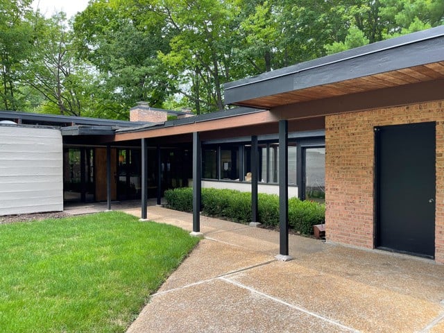 334 Circle Lane in Lake Forest
