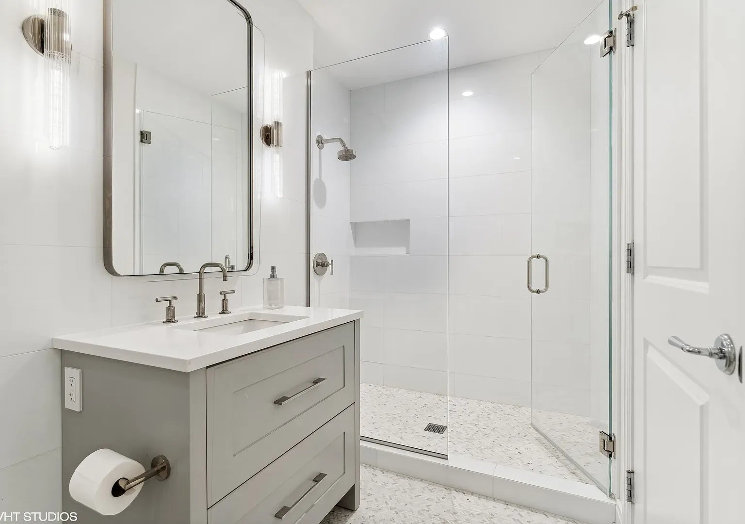11 E Walton St APT 4202
