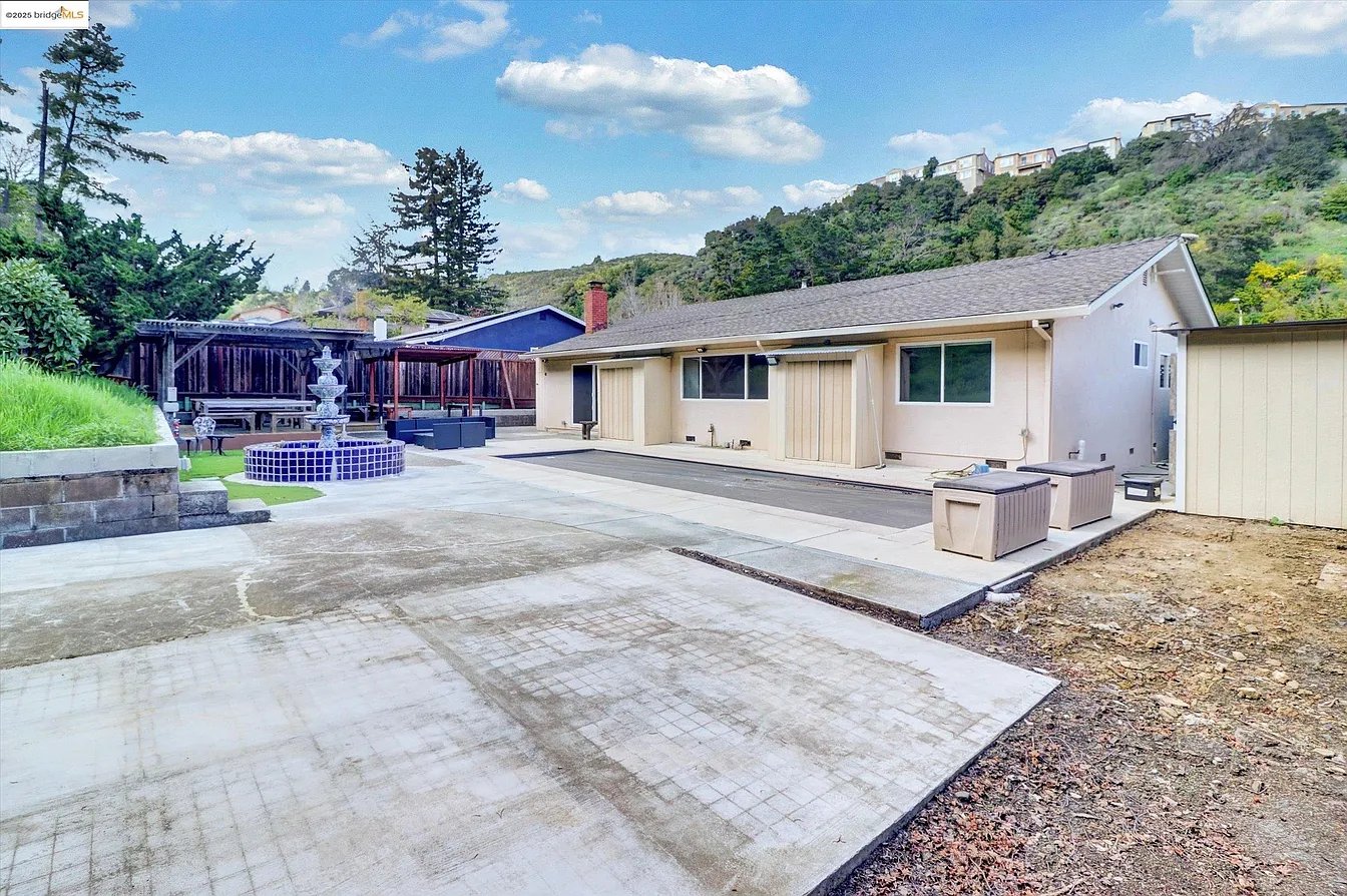 8153 Surrey Ln