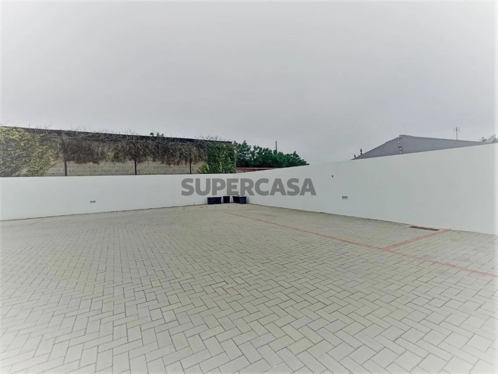 Modern 2-Bed, 2-Bath Apartment in Central Marinha Grande – Near Nazaré