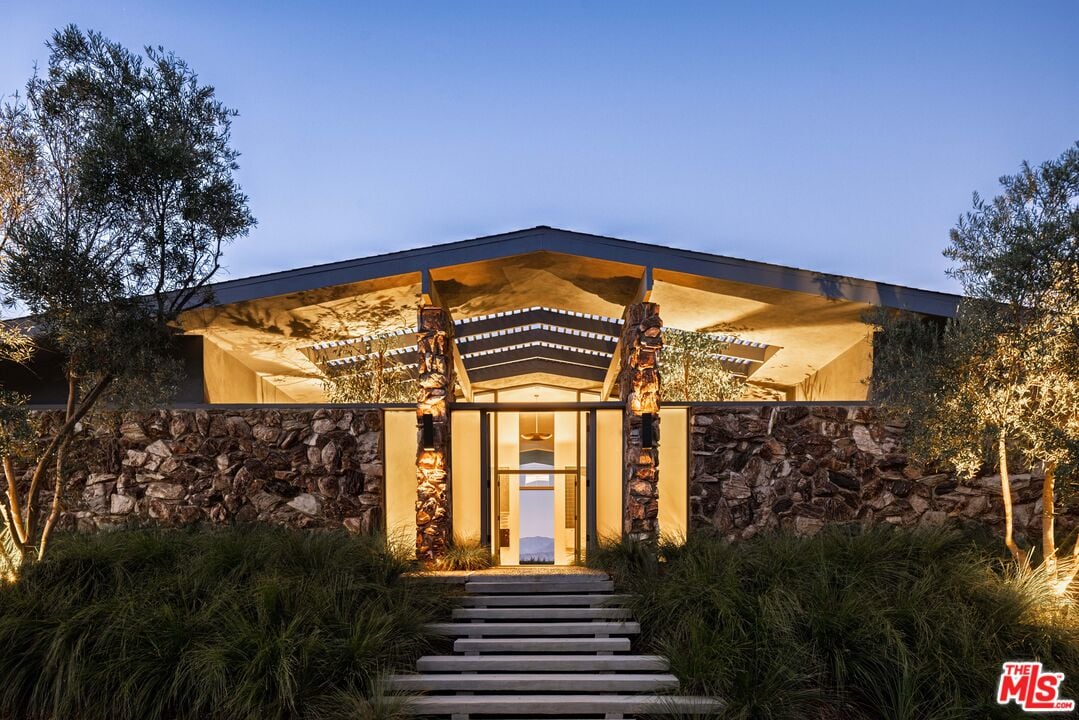 Crownfall Reserve, Edwin Dr, 90046