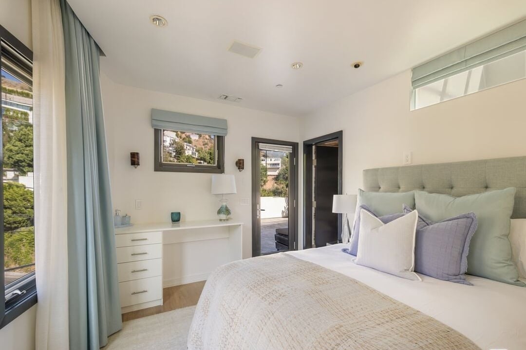 Aria Manor, Sunset Plaza Dr, 90069