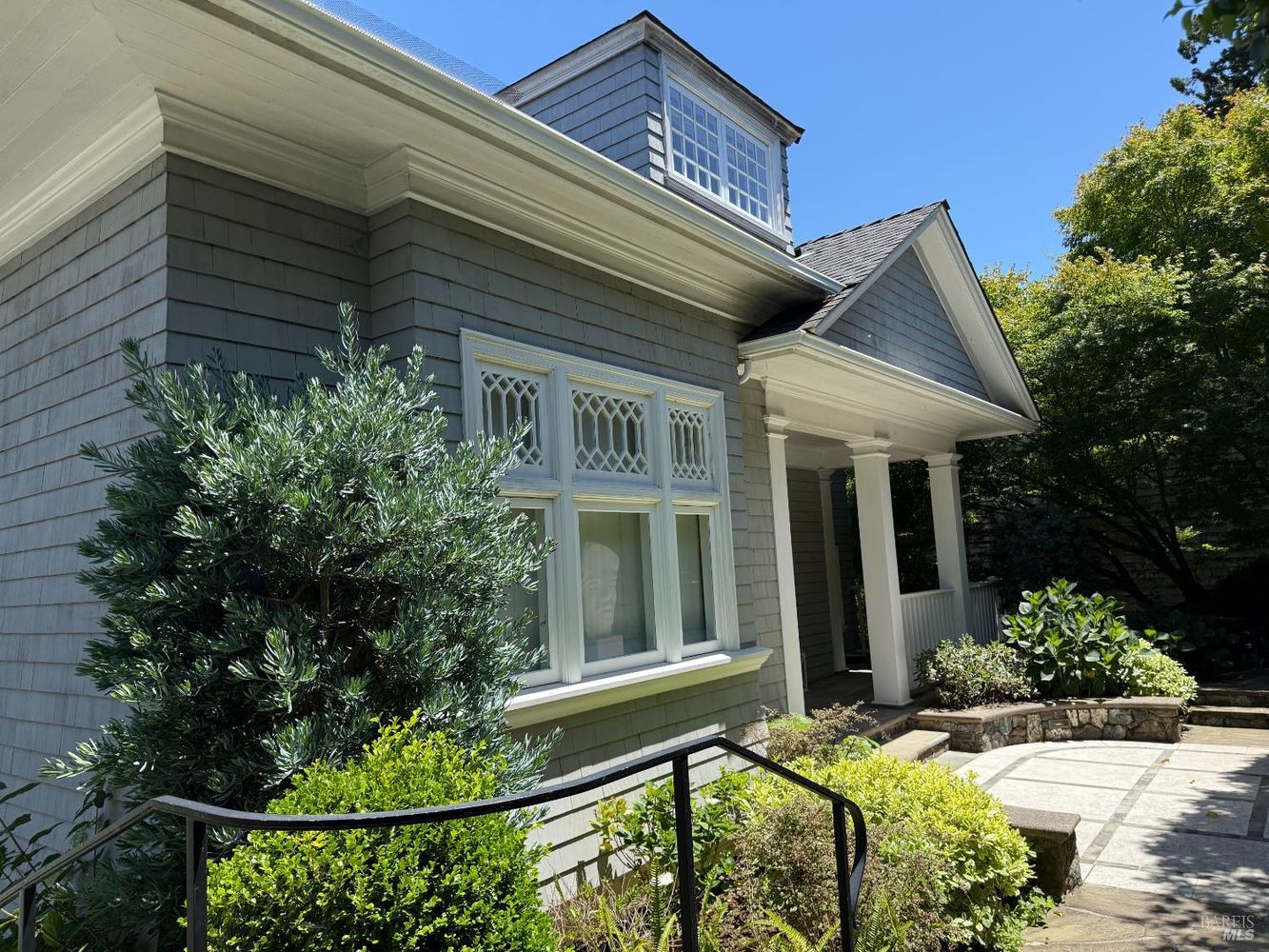 Sweeping Bay Views on Belvedere Island