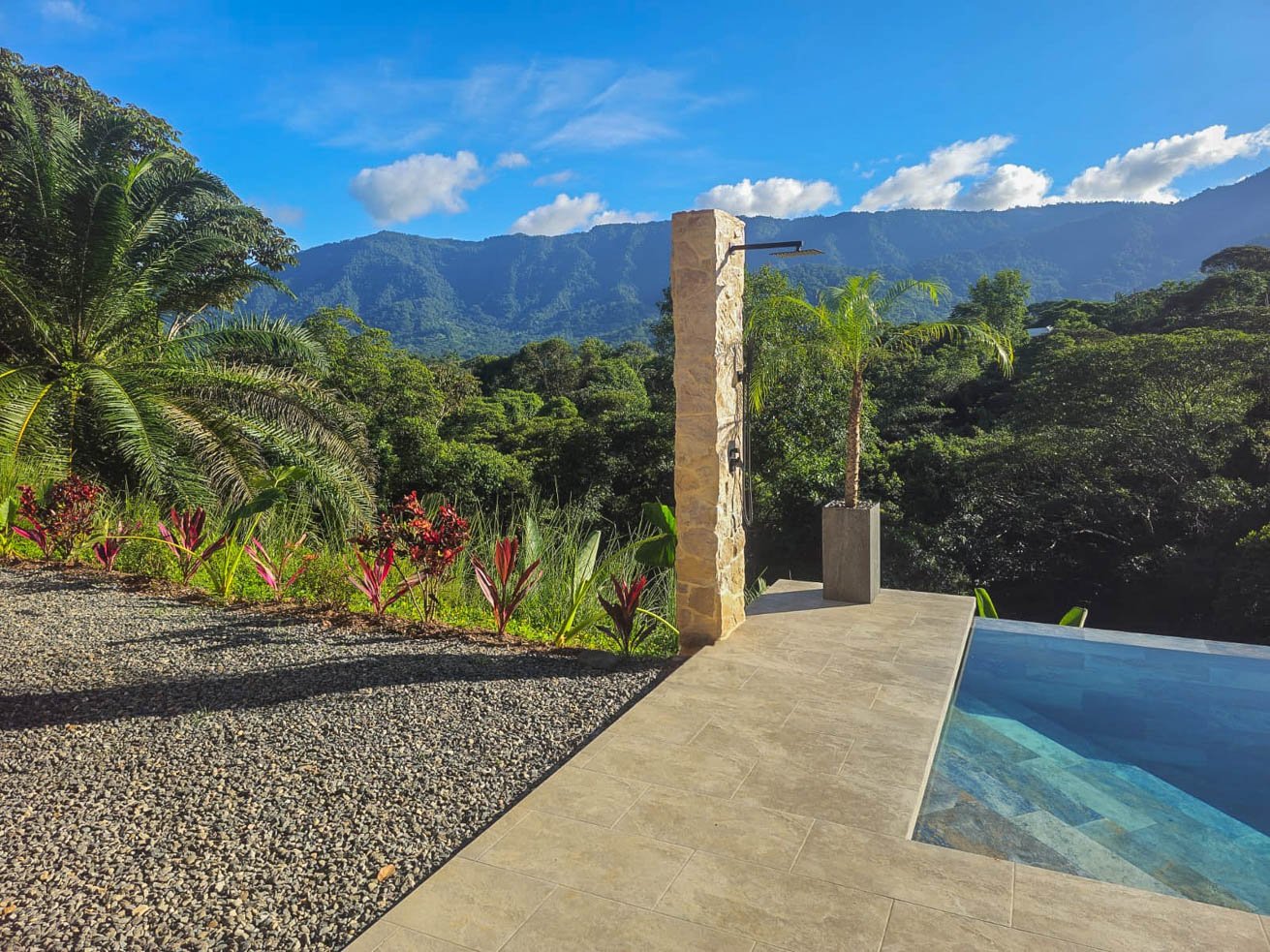 Ojochal Modern Jungle Home with Infinity Pool & Mountain Views