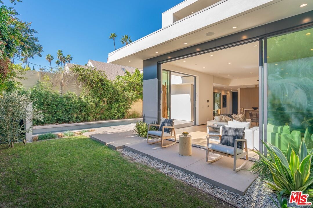 Windmere Crest, Dorrington Ave, 90048