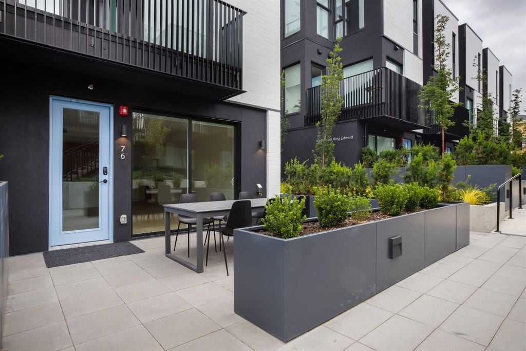 76 W King Edward Ave