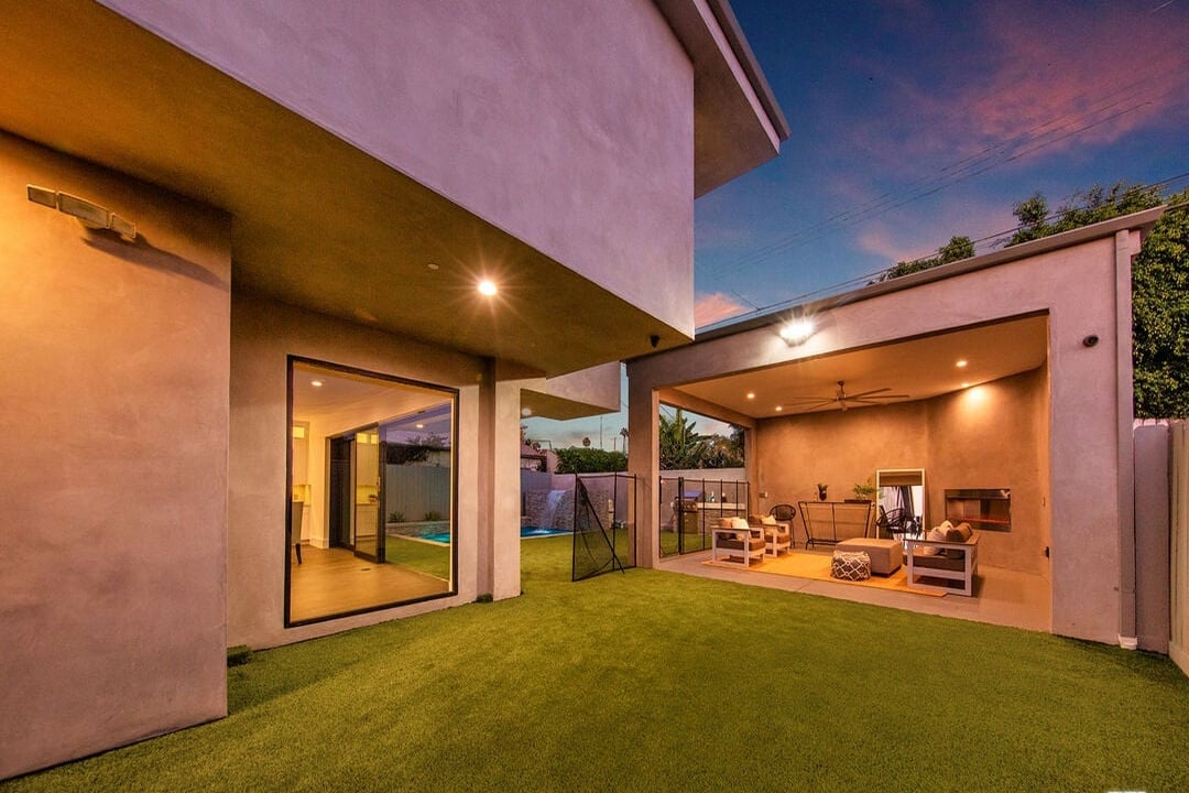 S Sherbourne Dr, 90035