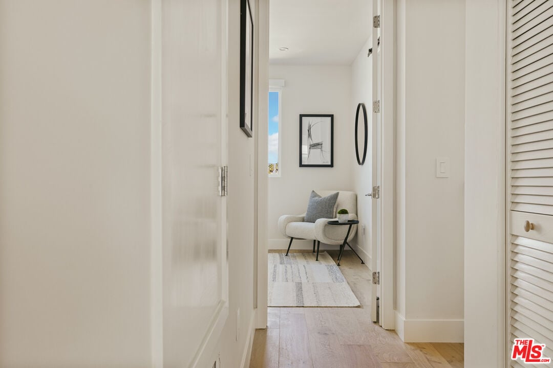 3218 S Barrington Ave