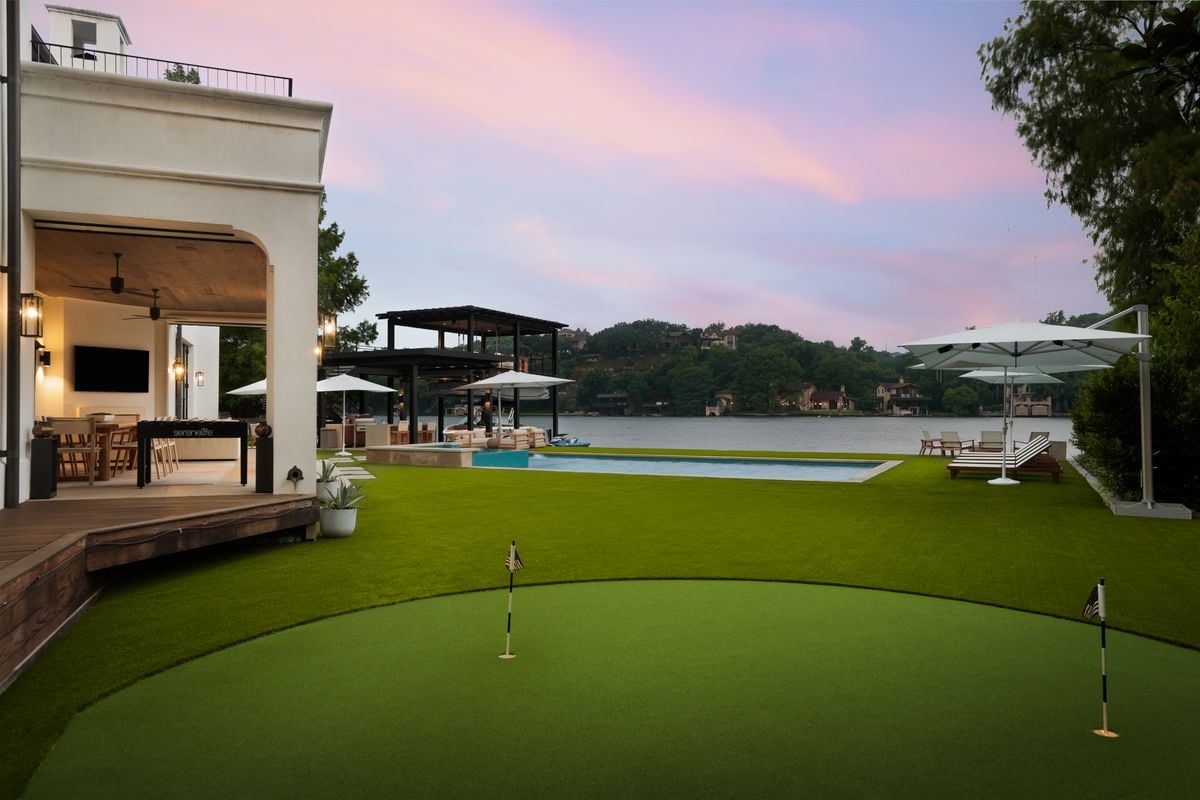 Lakeshore Elegance: A Luxurious Waterfront Retreat on Lake Austin