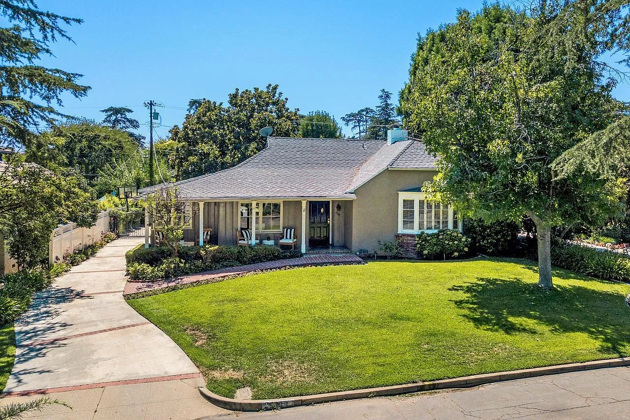 2630 Las Lunas St