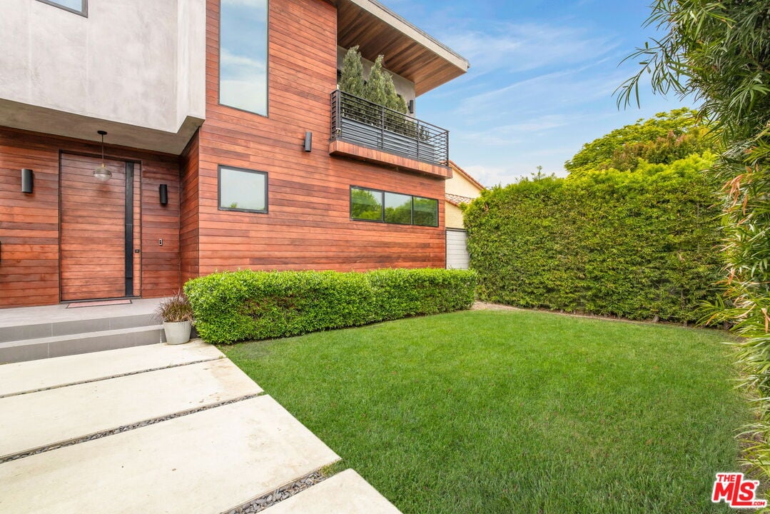 3557 Ashwood Ave