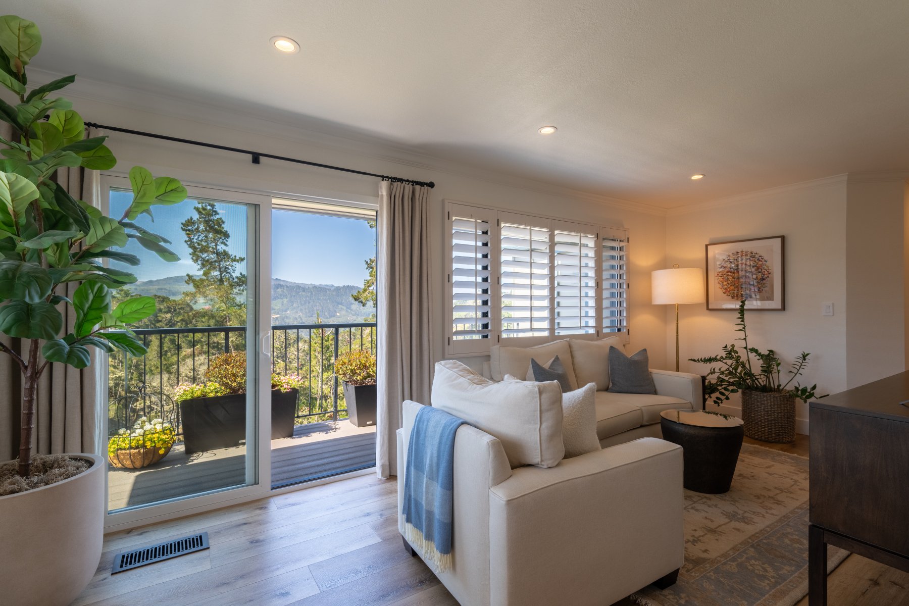 Refined Del Mesa Carmel Living - 275 Del Mesa