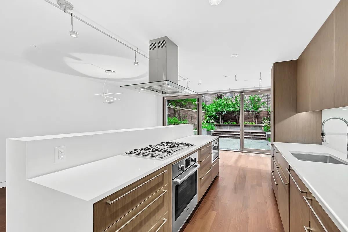 418 East 84th St