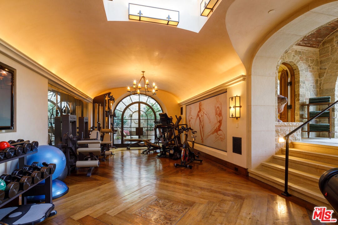 38 Beverly Park Cir