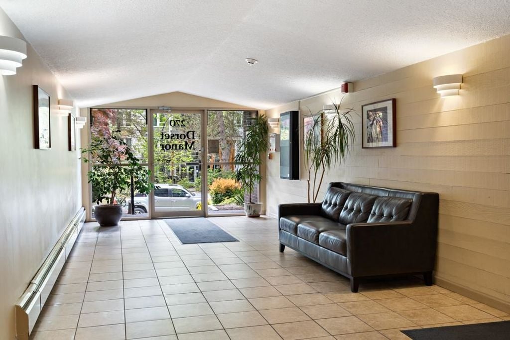 270 W 1st St, #202